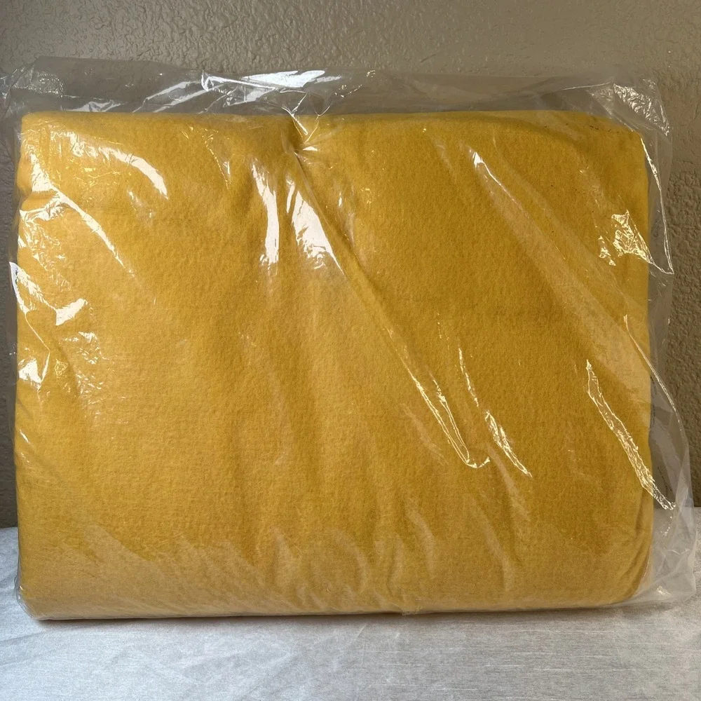 Vtg Beacon Fantasy Needlewoven Nylon Edge Yellow Acrylic Twin Full Blanket 90x72